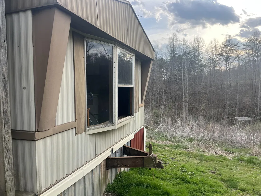 617 Walk Log Branch Road Beattyville KY 41311