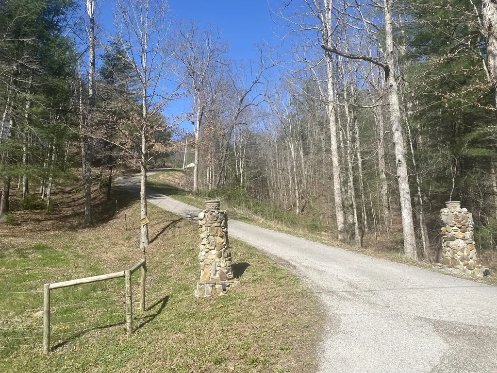 11598 Red Lick Road Irvine KY 40336