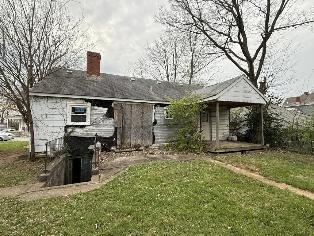 820 Walker Avenue Paris KY 40361