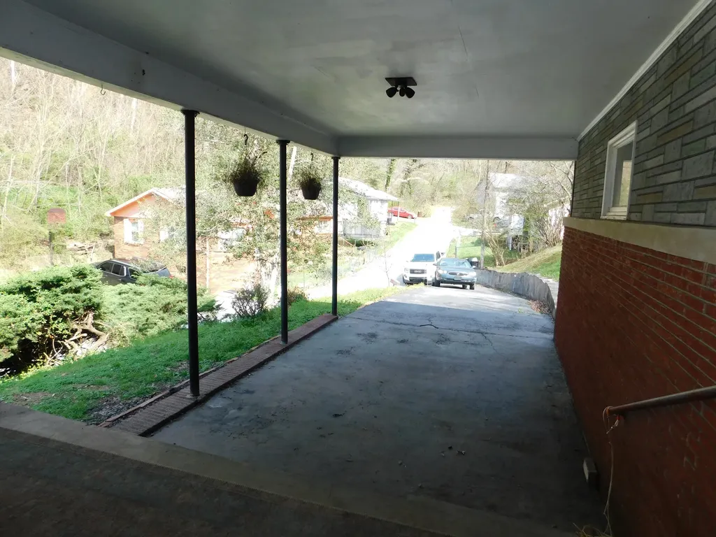 116 Wolf Hollow Road Baxter KY 40806