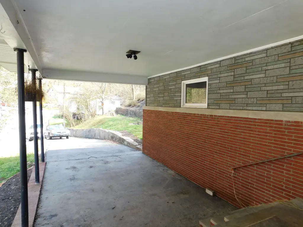 116 Wolf Hollow Road Baxter KY 40806