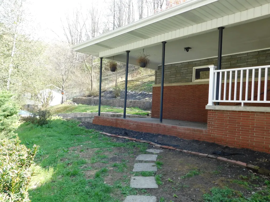 116 Wolf Hollow Road Baxter KY 40806