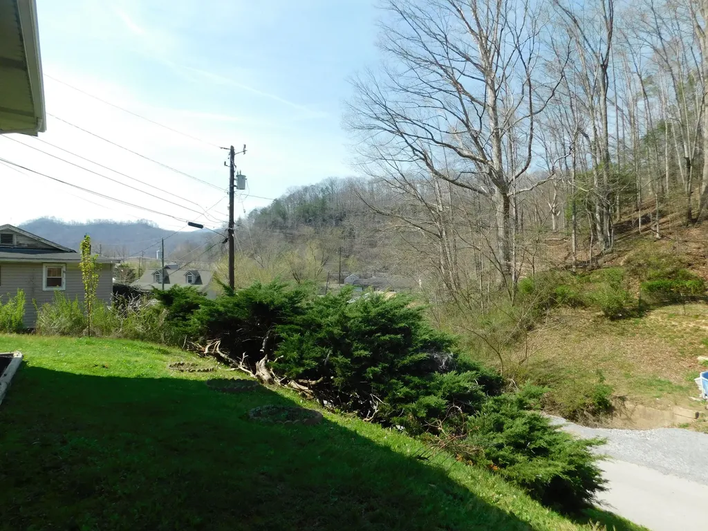 116 Wolf Hollow Road Baxter KY 40806
