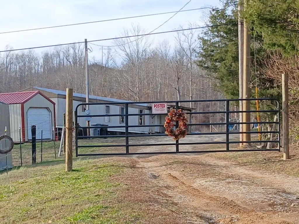 617 Walk Log Branch Road Beattyville KY 41311