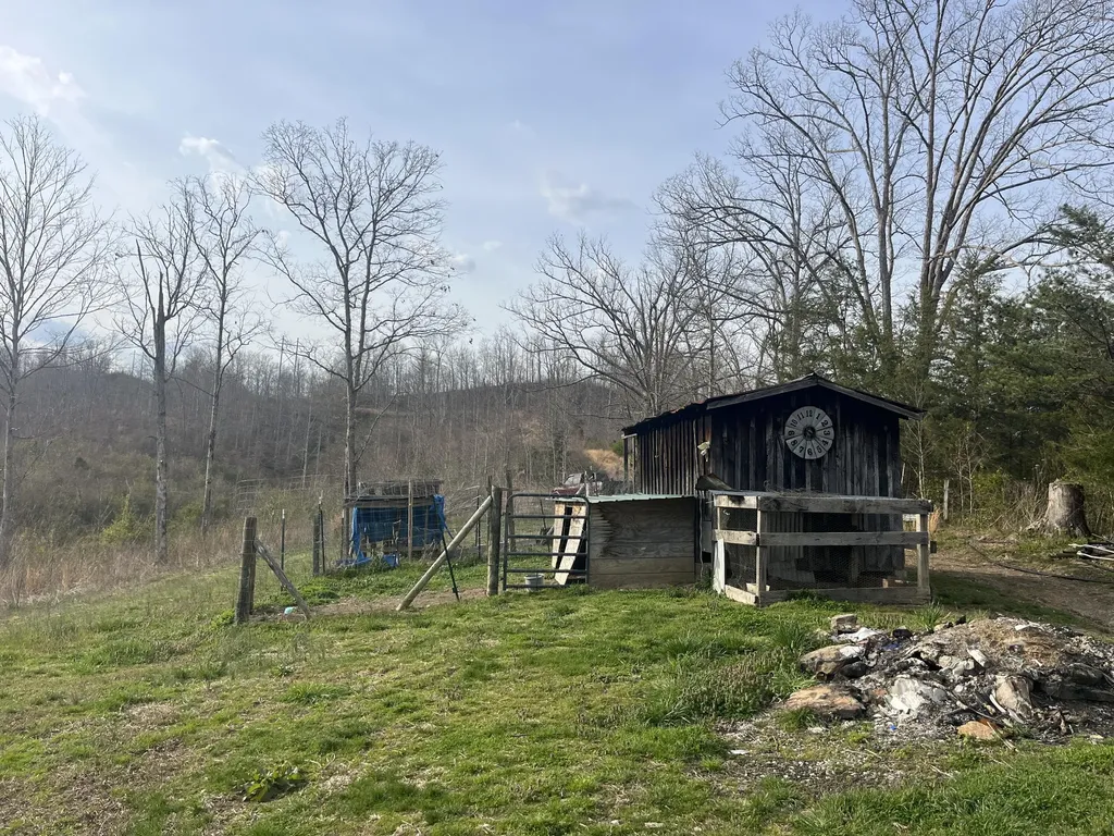 617 Walk Log Branch Road Beattyville KY 41311