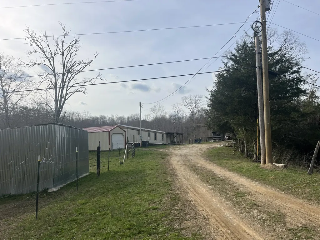 617 Walk Log Branch Road Beattyville KY 41311
