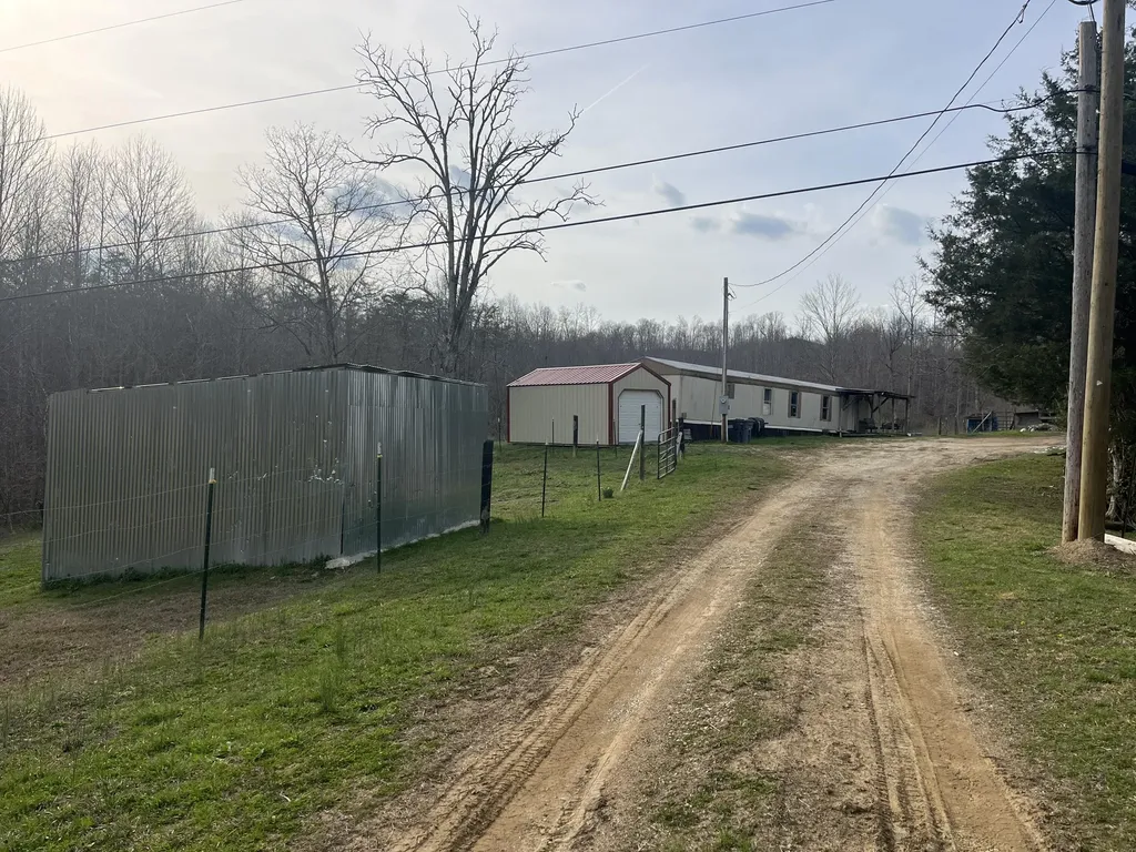 617 Walk Log Branch Road Beattyville KY 41311