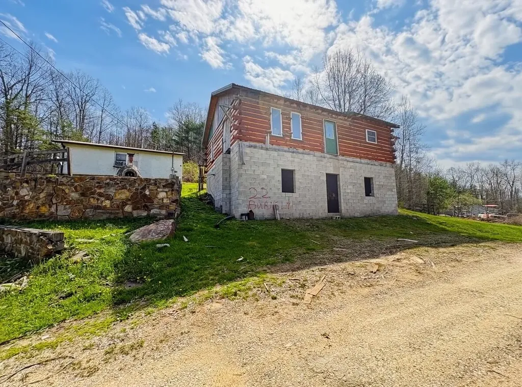 22 Burns Lane Garrison KY 41141