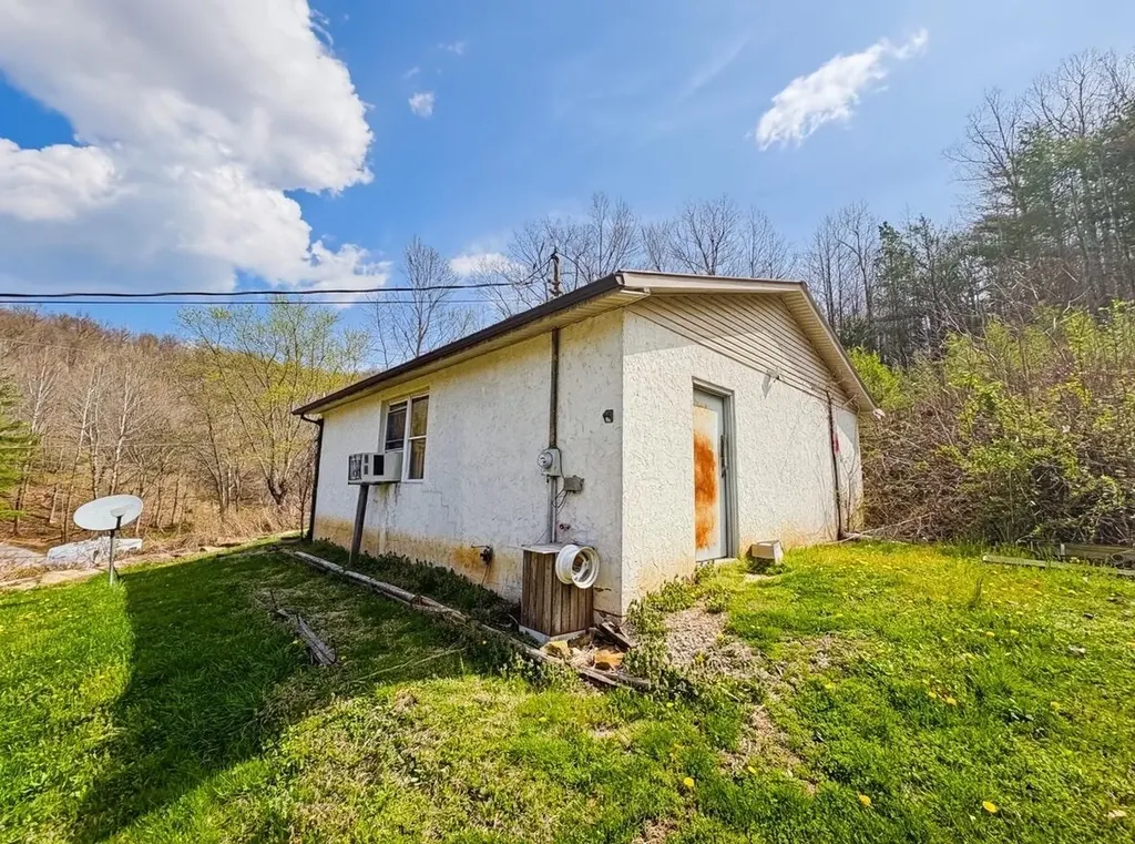 22 Burns Lane Garrison KY 41141