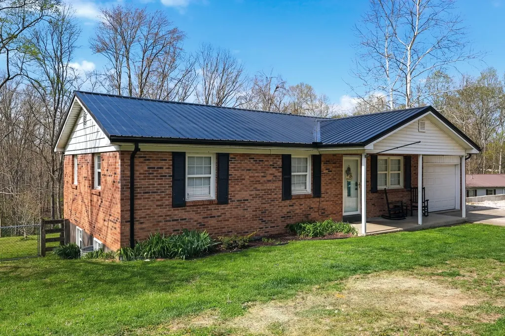 2245 Dug Hill Road Irvine KY 40336