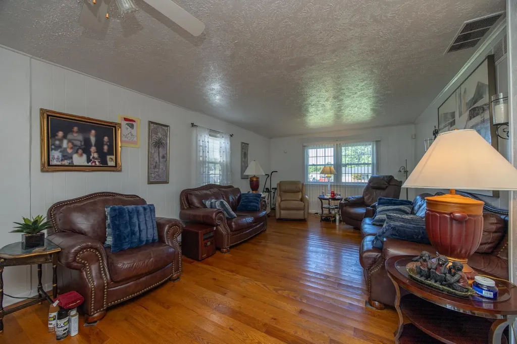 1210 Peacock Road Paris KY 40361