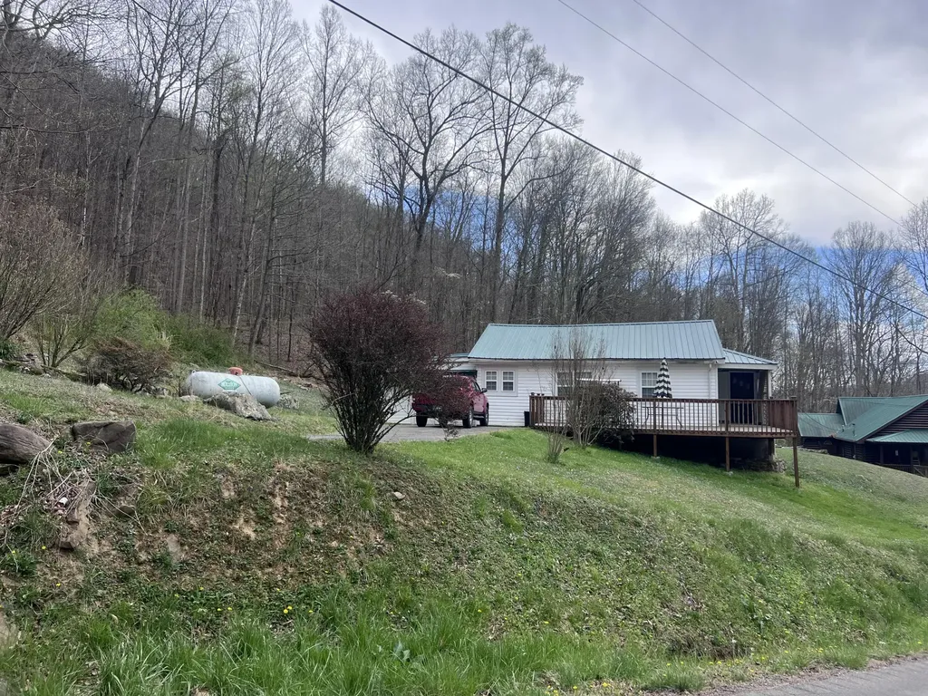 20751 State Highway 190 Frakes KY 40940