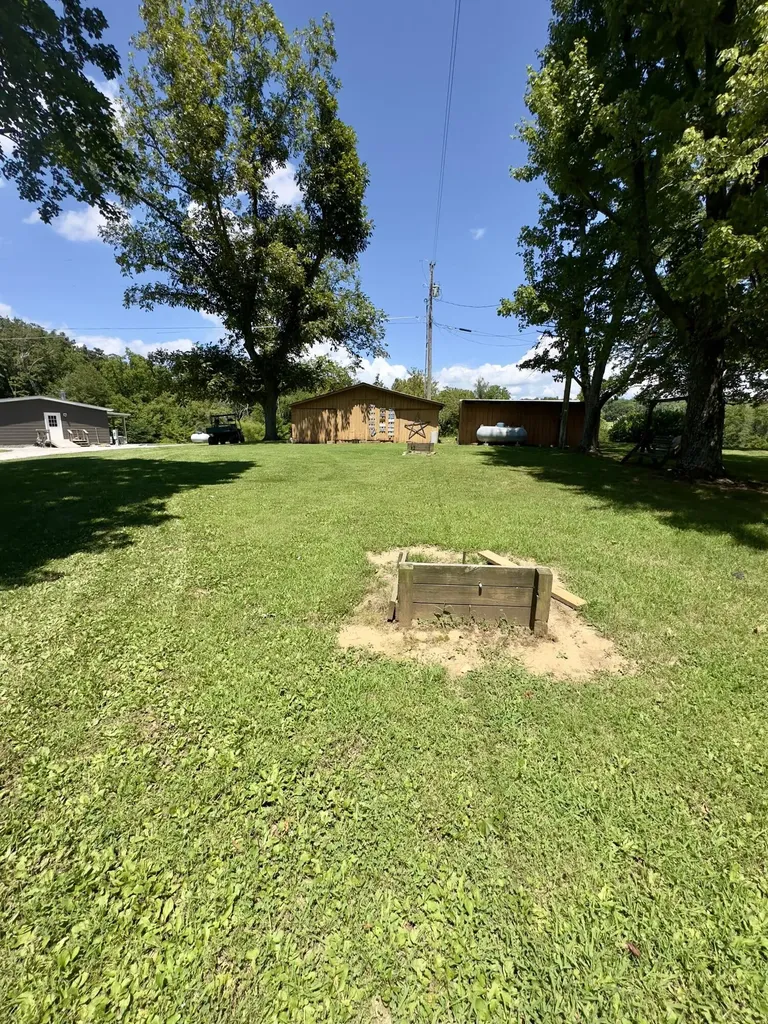 7120 N Highway 127 Albany KY 42602