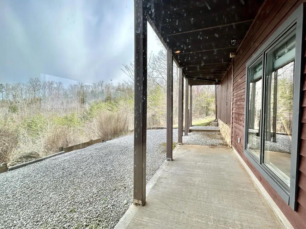 1166 Sandstone Point Trail Monticello KY 42633