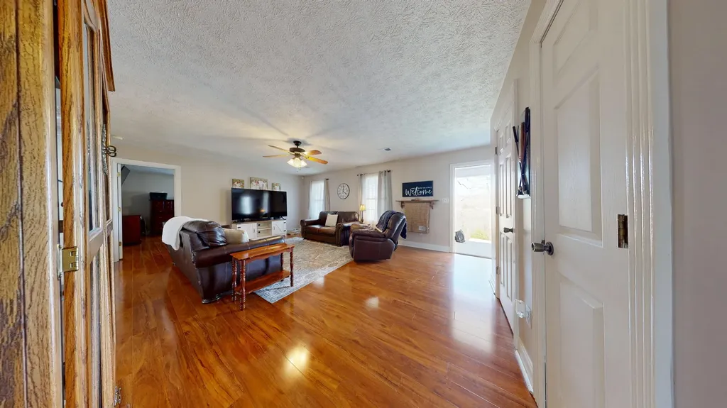2563 Schoolhouse Hill Road Mt Vernon KY 40456