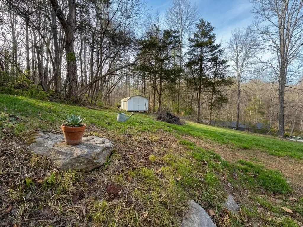 2563 Schoolhouse Hill Road Mt Vernon KY 40456