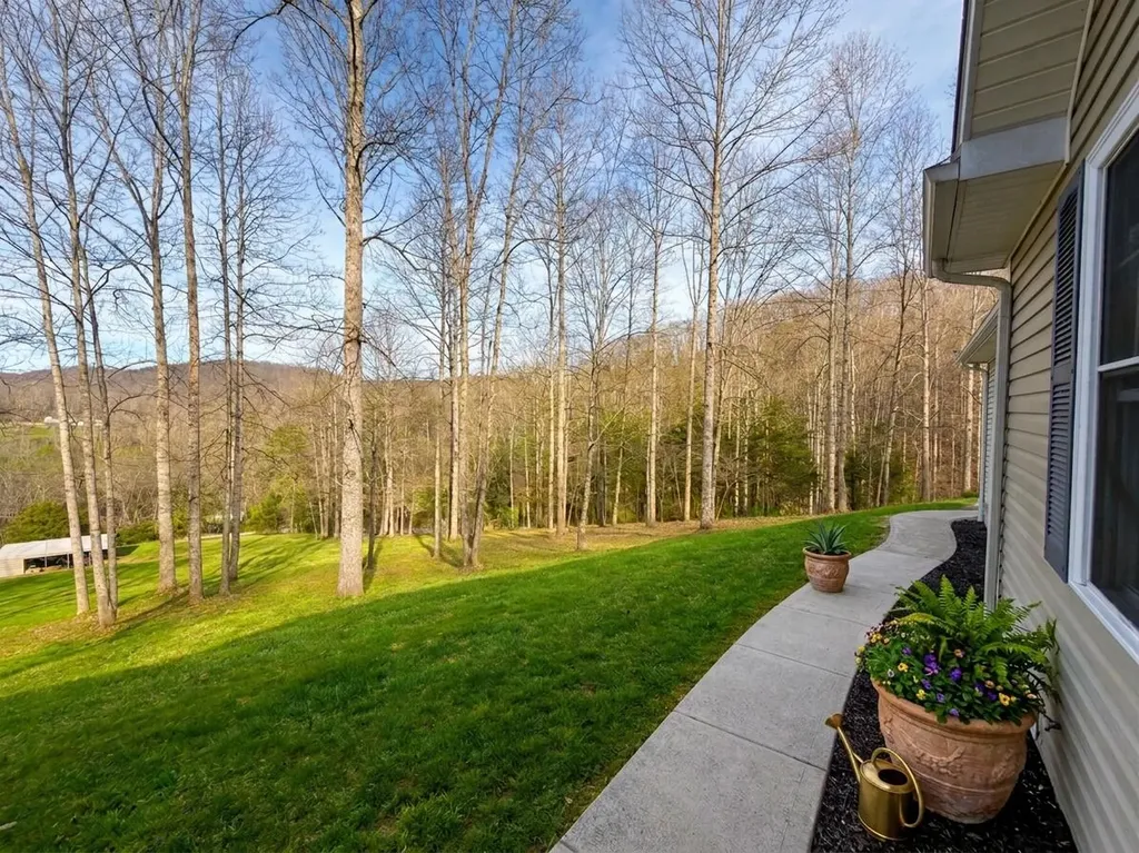 2563 Schoolhouse Hill Road Mt Vernon KY 40456