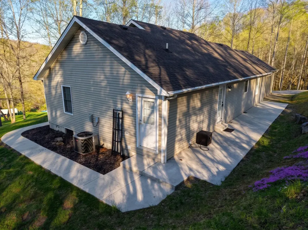 2563 Schoolhouse Hill Road Mt Vernon KY 40456