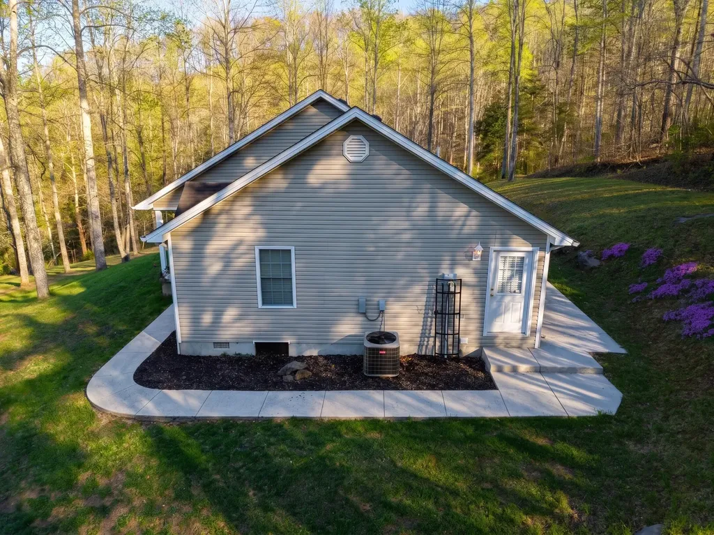 2563 Schoolhouse Hill Road Mt Vernon KY 40456