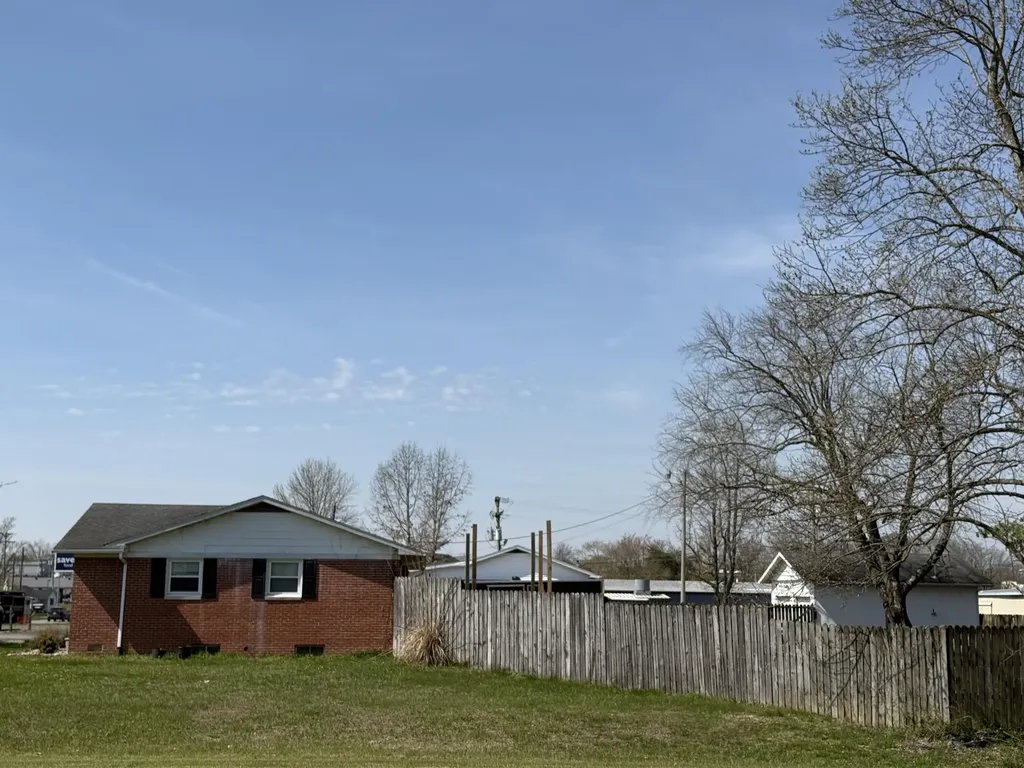 286 E Steve Wariner Drive Russell Springs KY 42642