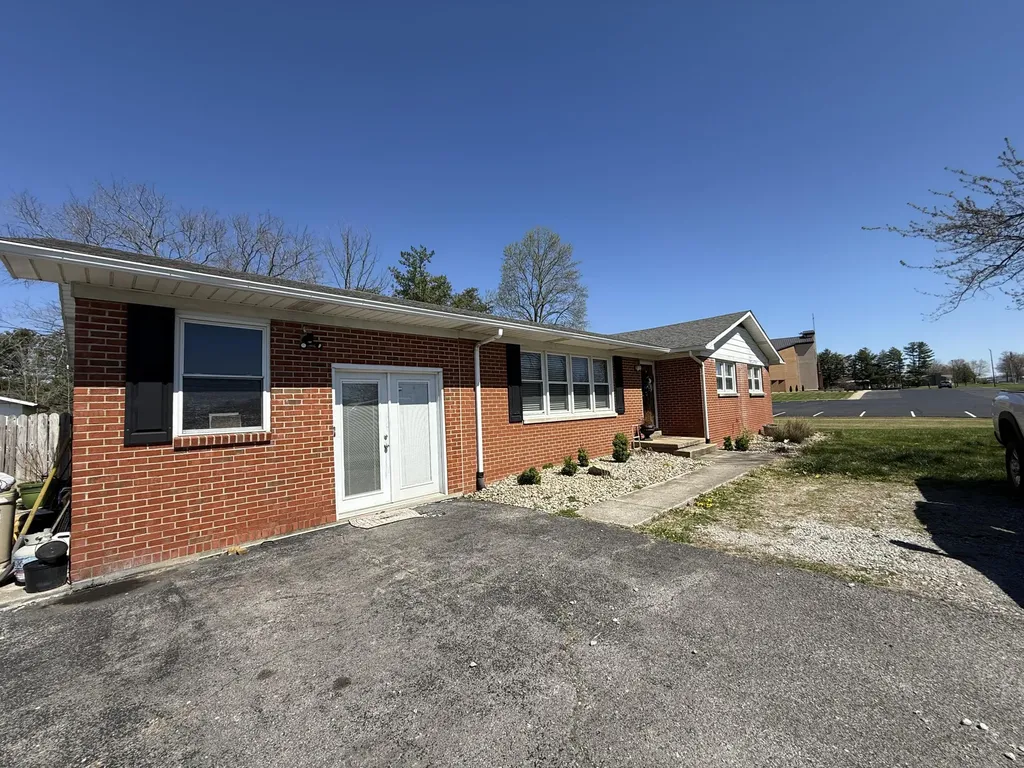 286 E Steve Wariner Drive Russell Springs KY 42642