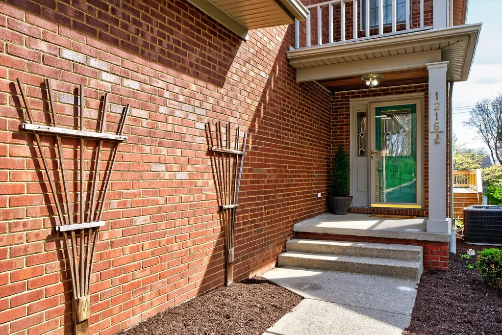 1216 Oak Knoll Lexington KY 40502