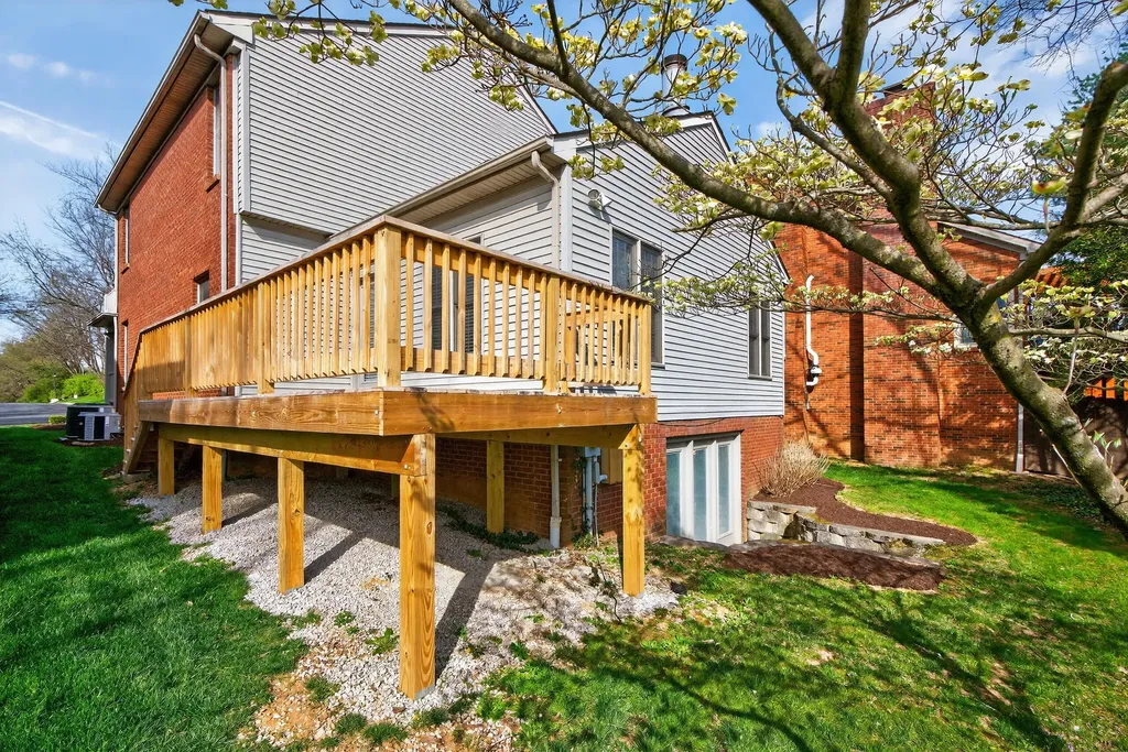 1216 Oak Knoll Lexington KY 40502