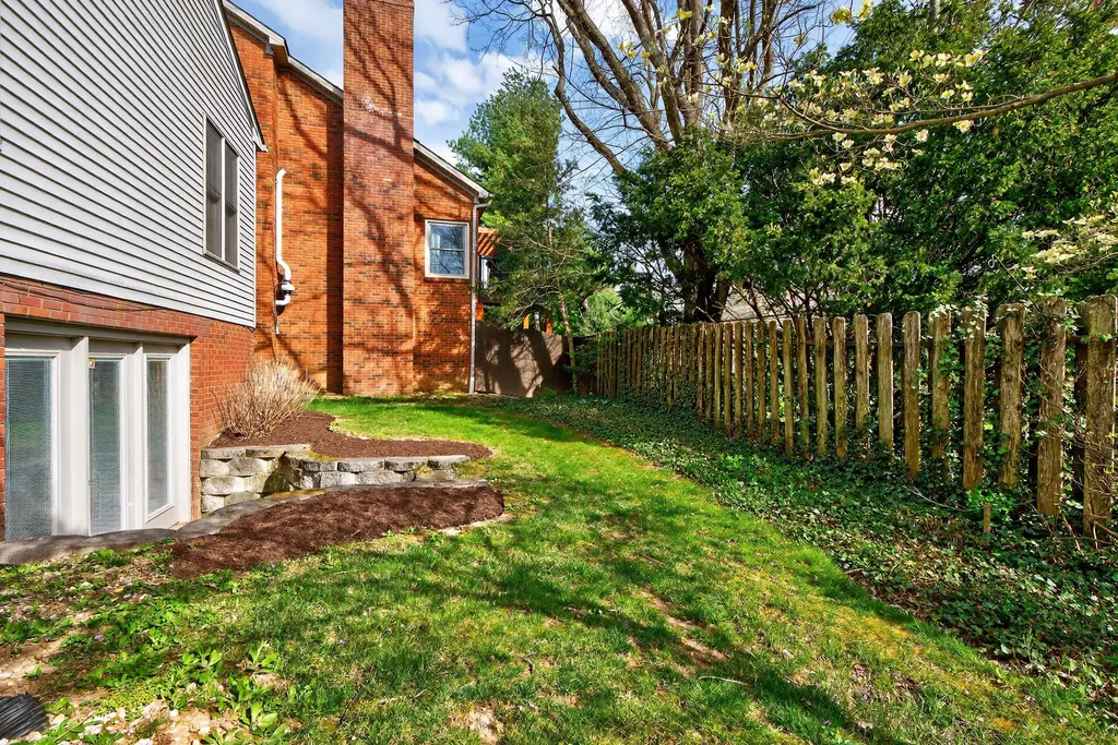 1216 Oak Knoll Lexington KY 40502
