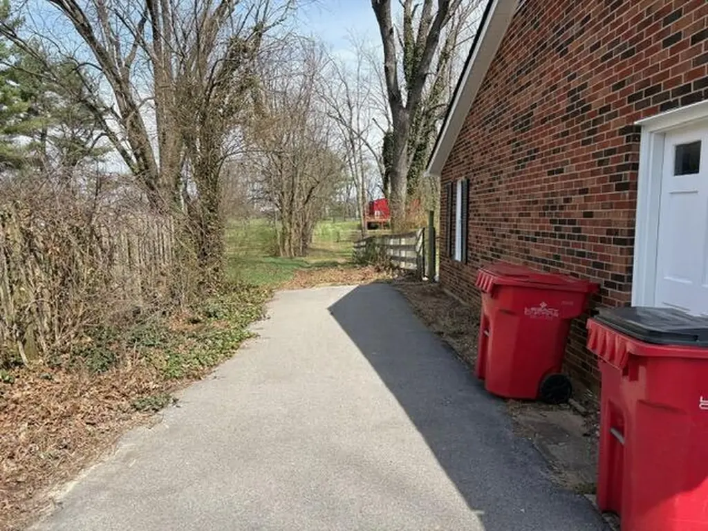 2722 Leestown Road Midway KY 40347