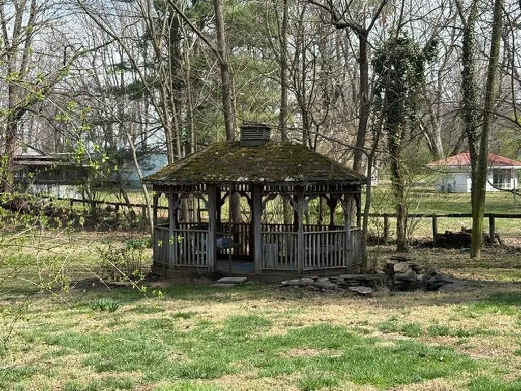 2722 Leestown Road Midway KY 40347