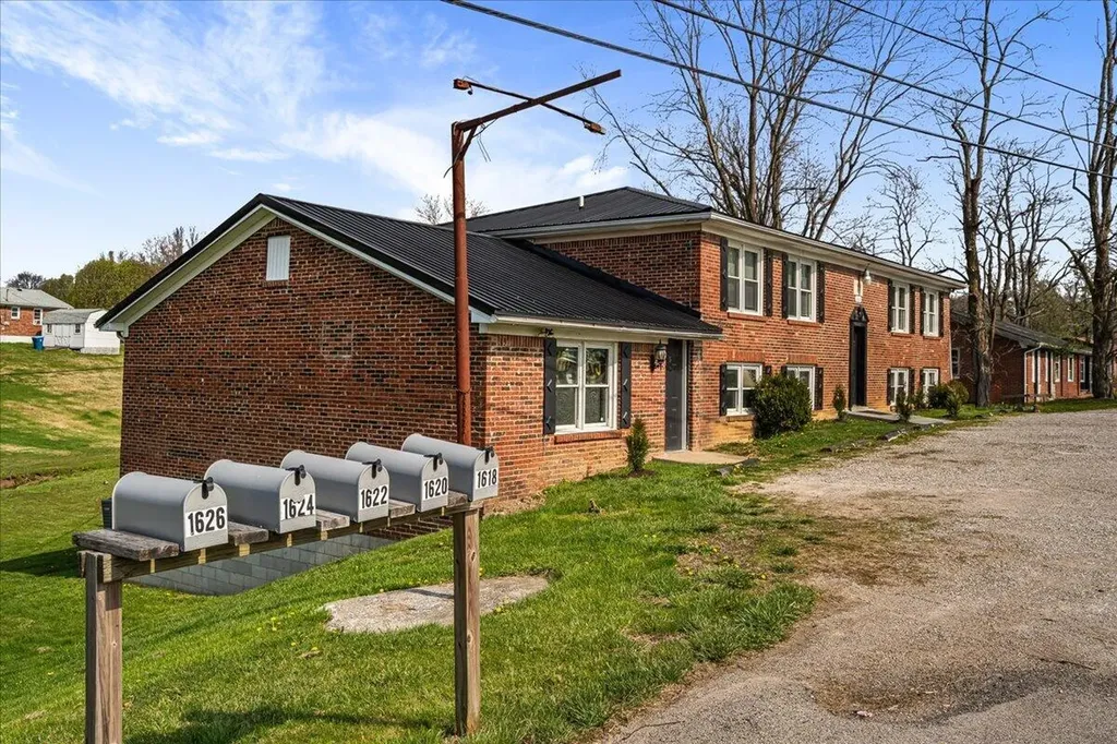 1618 Fox Creek Road Lawrenceburg KY 40342