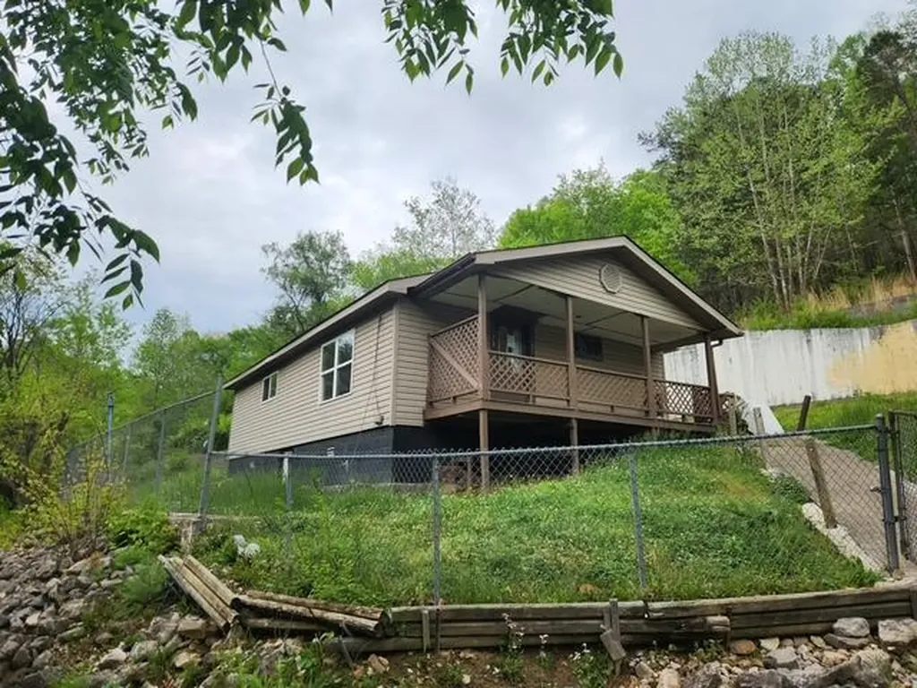 30 Moonlight Hill Hazard KY 41701