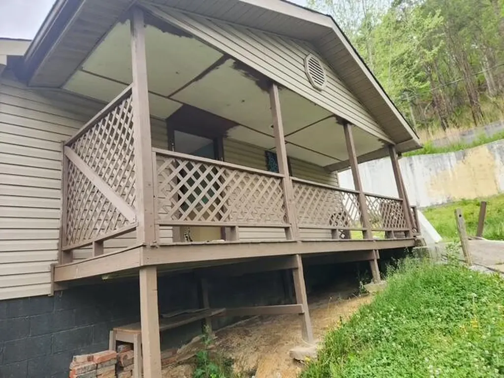 30 Moonlight Hill Hazard KY 41701