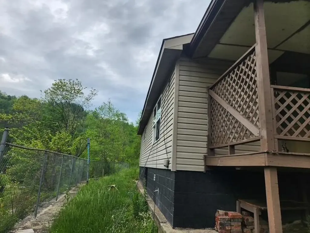 30 Moonlight Hill Hazard KY 41701