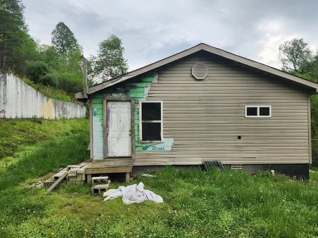 30 Moonlight Hill Hazard KY 41701