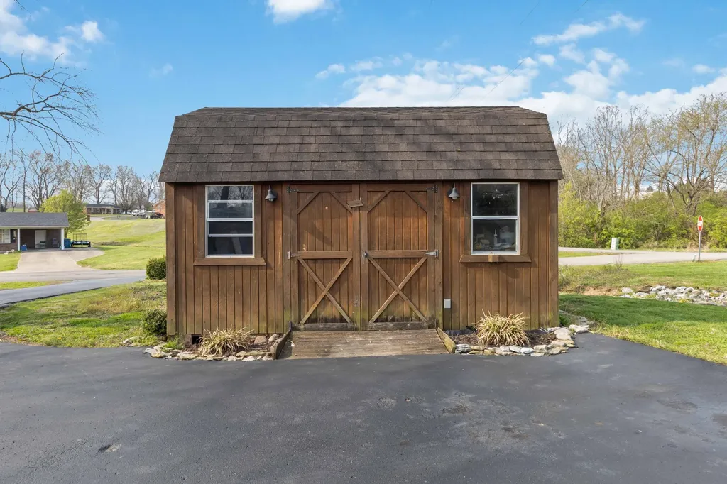 102 Sherwood Drive Stanford KY 40484