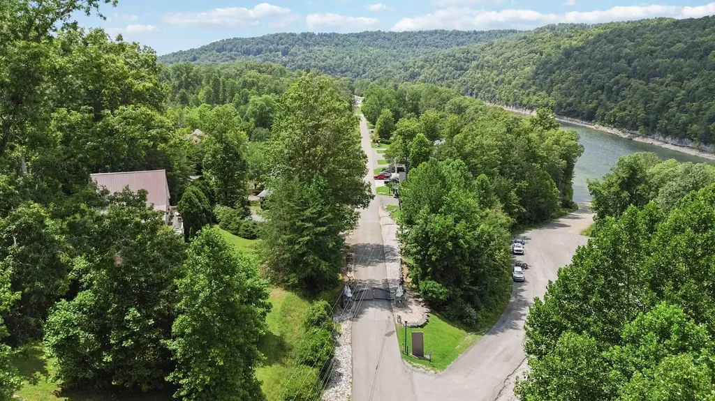 84 Clover Leaf Circle Burnside KY 42519