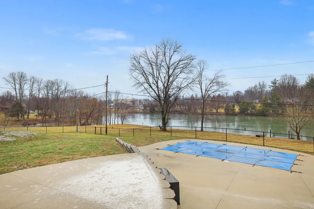 1031 Woodlake Drive Lawrenceburg KY 40342