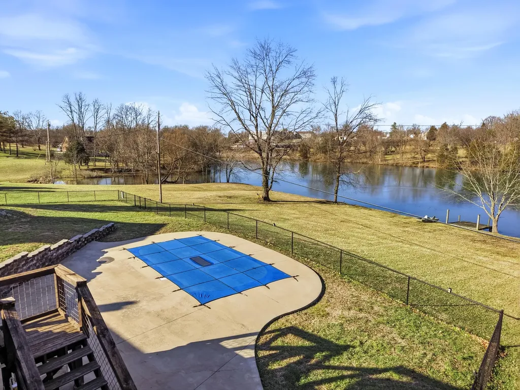 1031 Woodlake Drive Lawrenceburg KY 40342