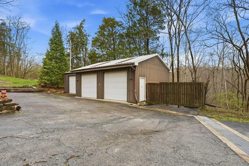 950 Lakeview Drive Bloomfield KY 40008