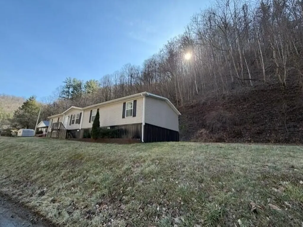 606 Harolds Branch Pikeville KY 41501
