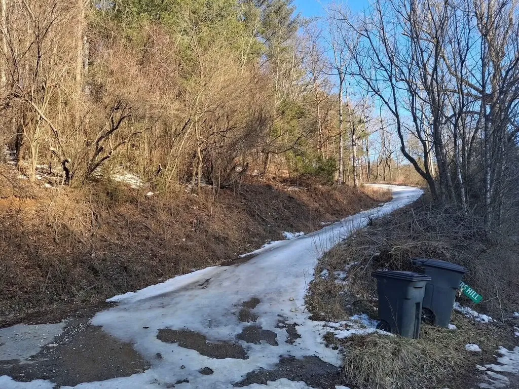 00 Salyers Hill (db 494 Pg 28) Staffordsville KY 41256