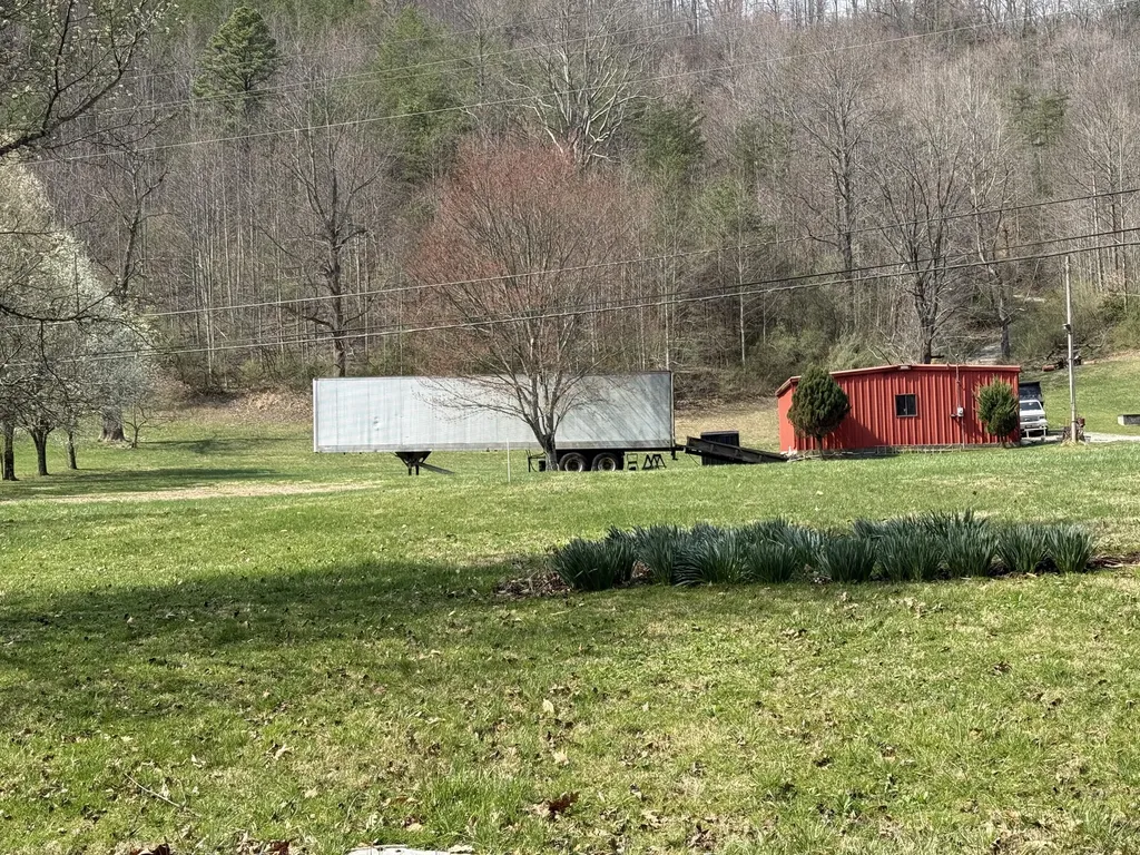 2572 State Highway 806 Eolia KY 40826