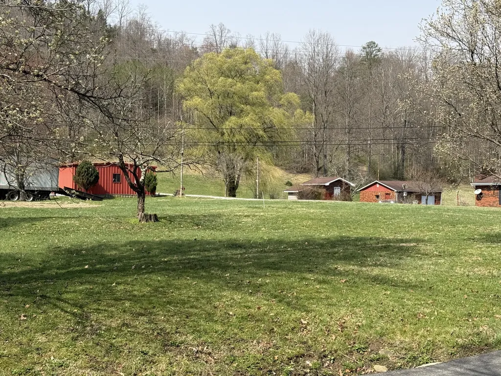 2572 State Highway 806 Eolia KY 40826