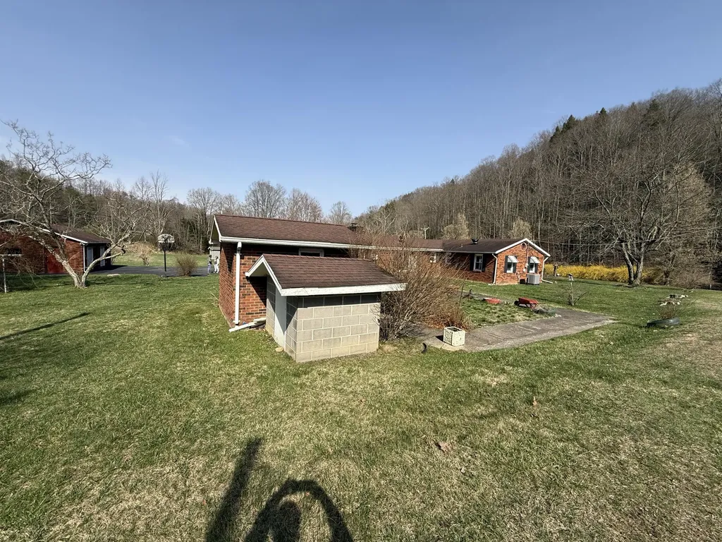 2572 State Highway 806 Eolia KY 40826