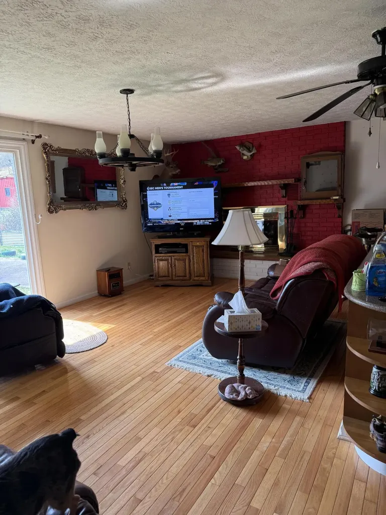 2572 State Highway 806 Eolia KY 40826