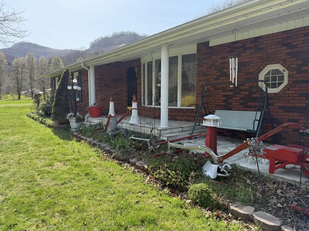 2572 State Highway 806 Eolia KY 40826