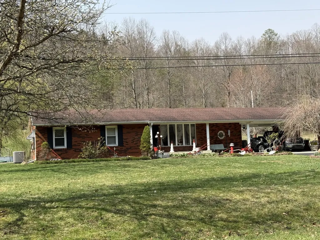 2572 State Highway 806 Eolia KY 40826