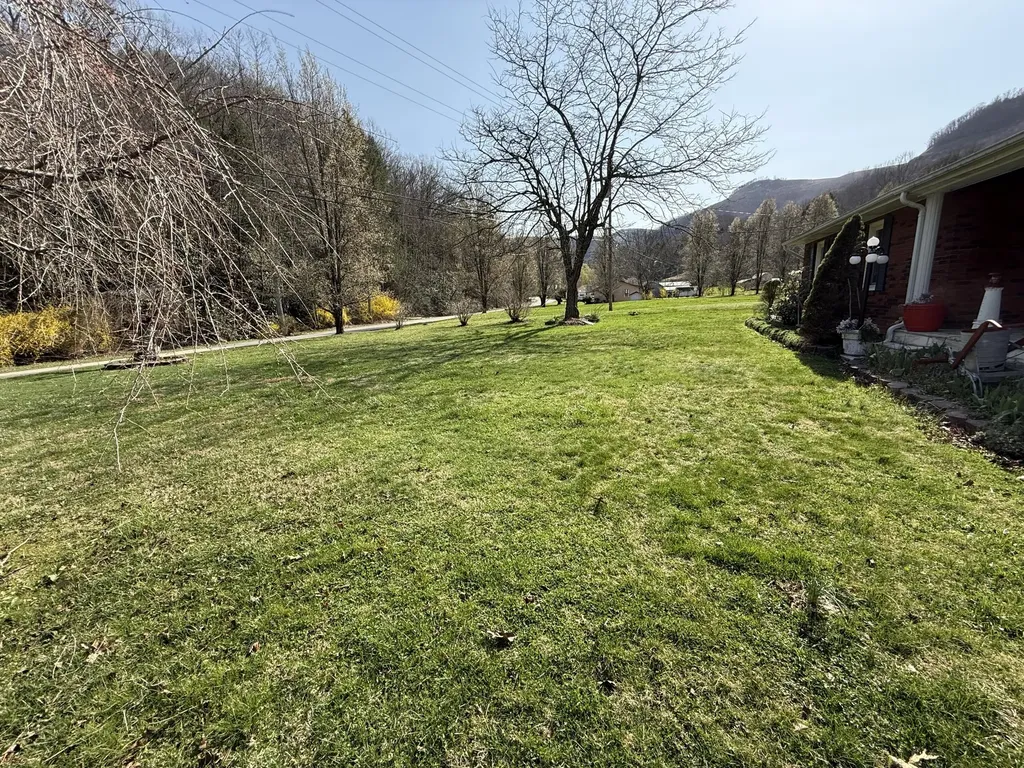 2572 State Highway 806 Eolia KY 40826