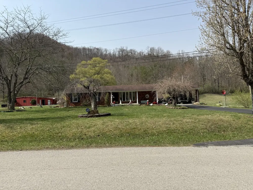2572 State Highway 806 Eolia KY 40826